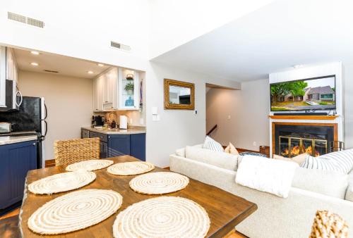 King Beds, Pool Access, Galena Territory Amenities, Fireplace, Great Location in Galena Territory on Lake Galena Near Resort in Galena, USA