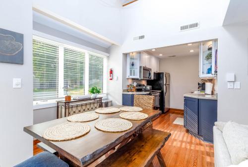 King Beds, Pool Access, Galena Territory Amenities, Fireplace, Great Location in Galena Territory on Lake Galena Near Resort in Galena, USA