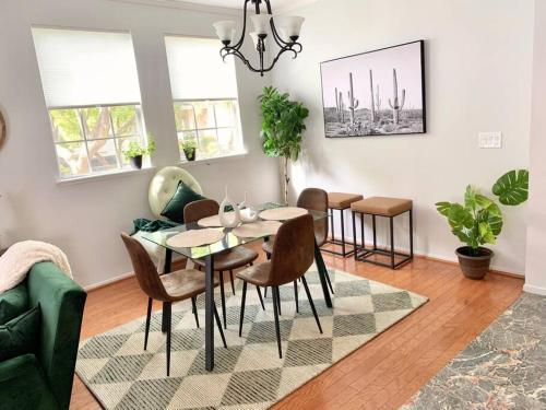 Stylish 2bd/2ba condo 4 miles from Six Flags! in Santa Clarita, USA