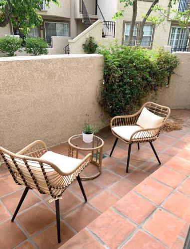 Stylish 2bd/2ba condo 4 miles from Six Flags! in Santa Clarita, USA