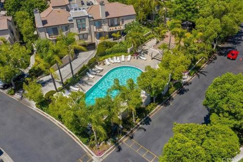 Stylish 2bd/2ba condo 4 miles from Six Flags! in Santa Clarita, USA
