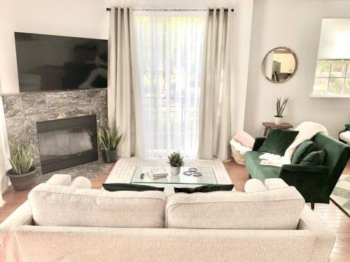 Stylish 2bd/2ba condo 4 miles from Six Flags! in Santa Clarita, USA