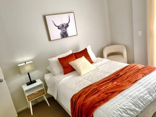 Stylish 2bd/2ba condo 4 miles from Six Flags!