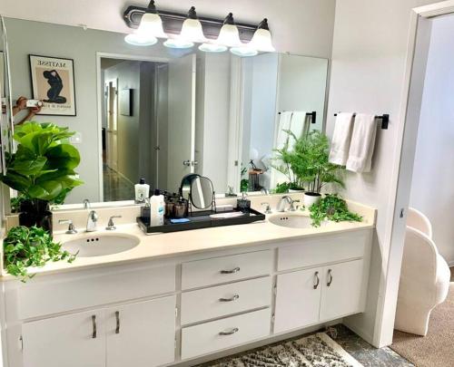 Stylish 2bd/2ba condo 4 miles from Six Flags! in Santa Clarita, USA