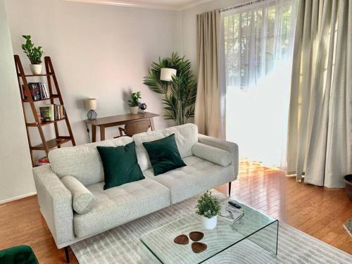 Stylish 2bd/2ba condo 4 miles from Six Flags! in Santa Clarita, USA