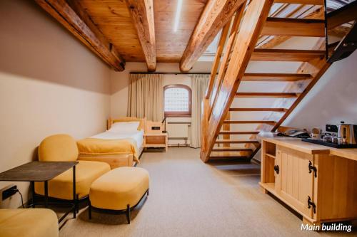 1 double bed, 1 twin bed