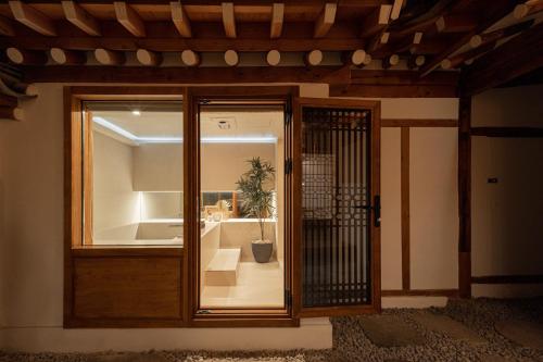 Luxury Hanok Mirror Courtyard, Seoul (photo 8)