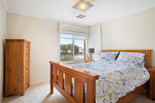 12 Providence Plce Hindmarsh Island - BYO Linen - Waterfront-Pets Negotiable