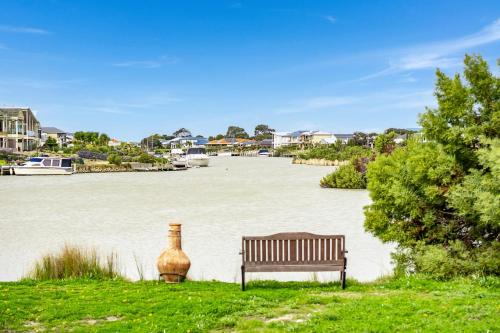 12 Providence Plce Hindmarsh Island - BYO Linen - Waterfront-Pets Negotiable