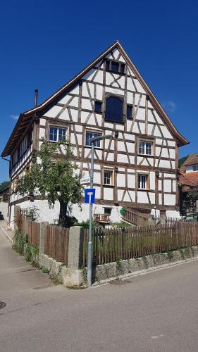 Historisches Fachwerkhaus Hoher Hirschen - Stilvolles Studio und Apartment mit romantischem Hof und Garten - Bodman-Ludwigshafen