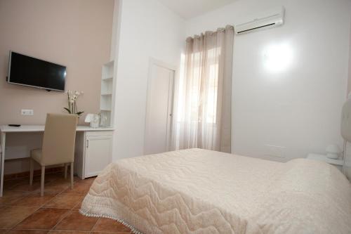 Double Room with Balcony image 1