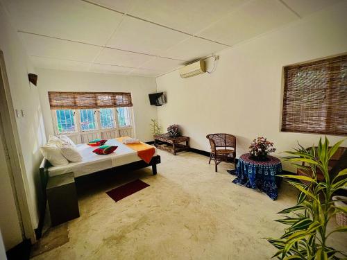 King Room with Lake View image 7