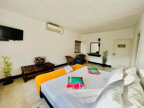 King Room with Lake View image 6