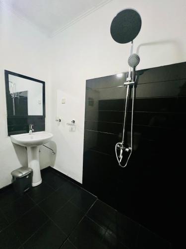 King Room with Lake View image 4