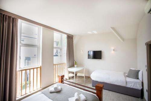 Arch Hotel - image 5