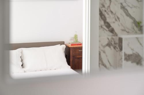 One-Bedroom Apartment image 8