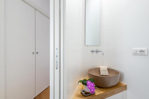 One-Bedroom Apartment image 4