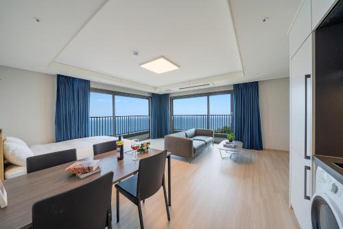 Suite Family Room with Panorama Ocean View