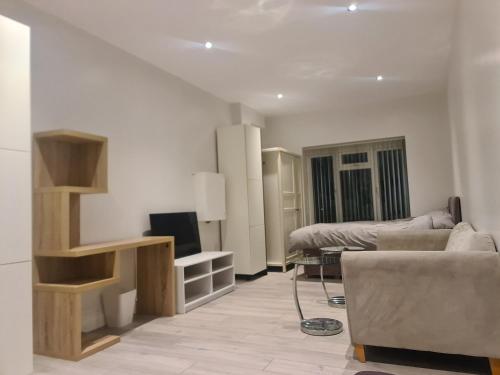 Self contained studio flat in Luton -Close to luton airport - Luton Dunstable Hospital - Business contractors - Family - All welcome -Short or Long Stay