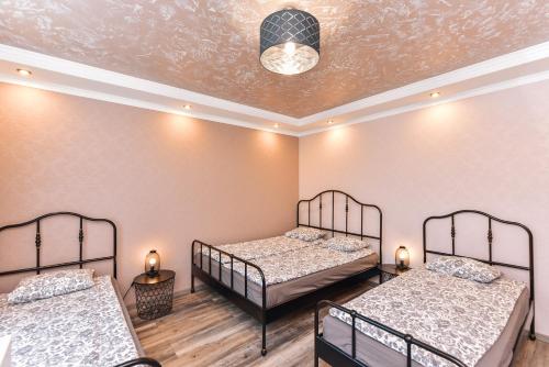 1 queen bed, 2 twin beds