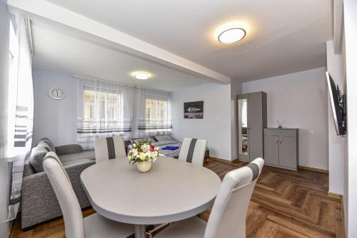 One-Bedroom Apartment image 10
