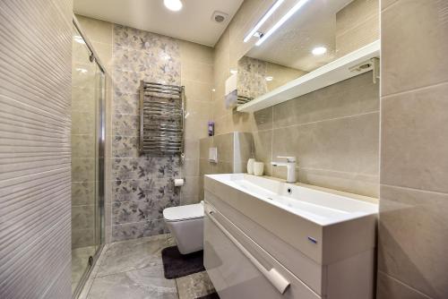 One-Bedroom Apartment image 4