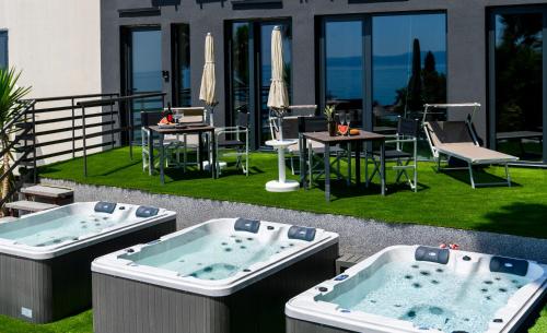 Deluxe Double or Twin Room with Spa Bath image 7