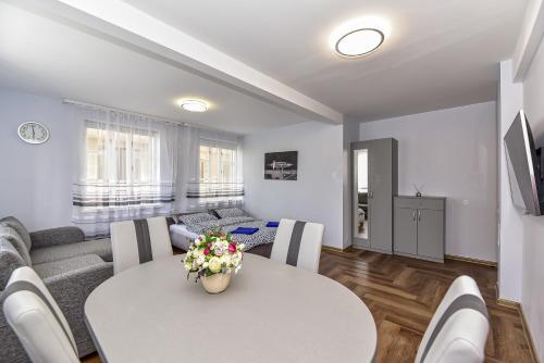 One-Bedroom Apartment image 6