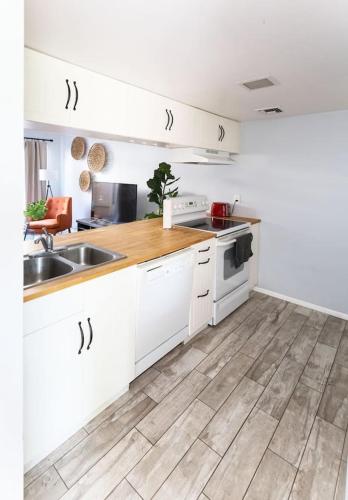 Remodeled Townhouse Close to Old Town Scottsdale - image 9