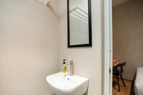 Sans Pasar Lama Tangerang Room Type - Superior Double Room