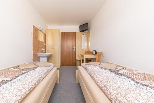 2 twin beds