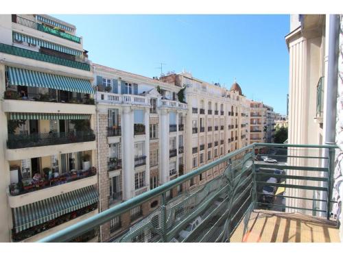 Chic & Spacious Getaway in Nice - 10min to Beach, Nice (photo 8)