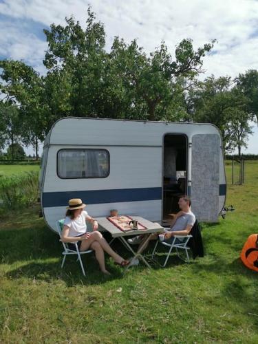Cute little caravan for 2 in old orchard in Hem