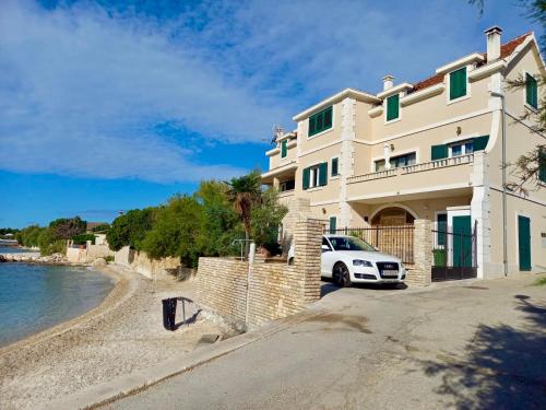 Apartman Mala plaža 2 (Apartman Mala plaza 2) in คาสเตลา