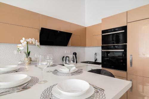 Luxury apartment with free garage and balcony in the center - image 2