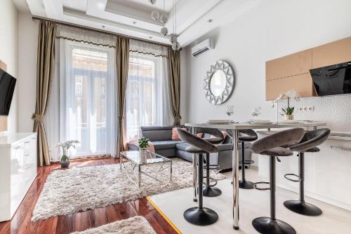 Luxury apartment with free garage and balcony in the center - image 4