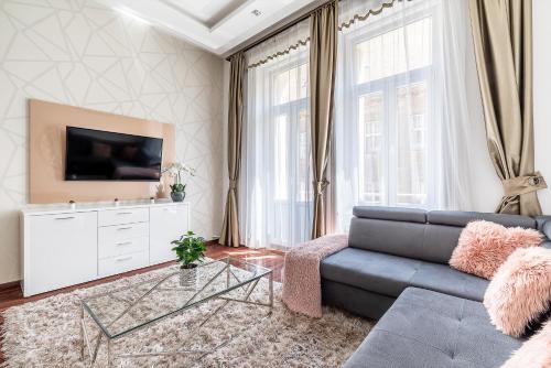 Luxury apartment with free garage and balcony in the center - image 10