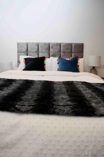 Charming 3-Bed Apartment in London - image 7