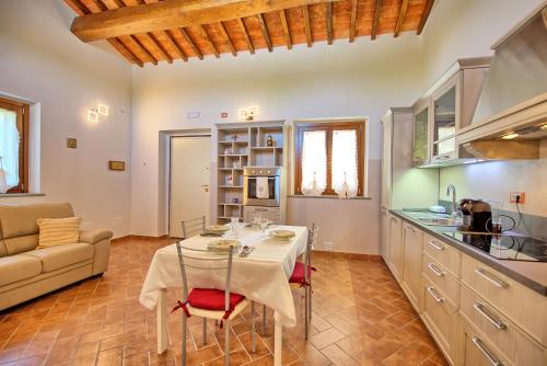 кухня, Casa Violina by PosarelliVillas in Теронтола Дi Кортона