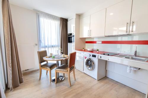 Kitchen, Appart One Frejus in Frejus