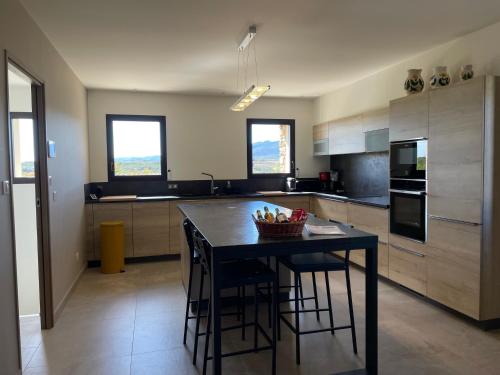 Villa d'architecte, 12 personnes, avec piscine in Faugeres