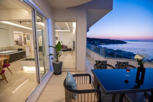 Lost in the view, Luxury Apartment with Seaview