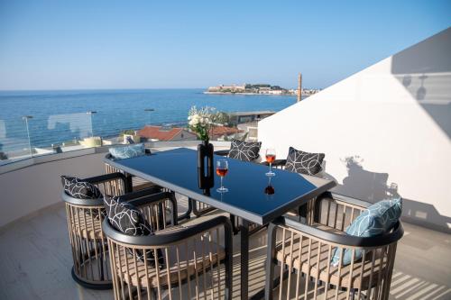 Lost in the view, Luxury Apartment with Seaview
