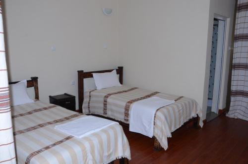 Twin Room with Mountain View image 1