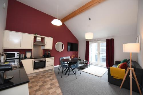 Harrogate Self Catering - Regent's Court Cherry Suite - Apartment - Harrogate