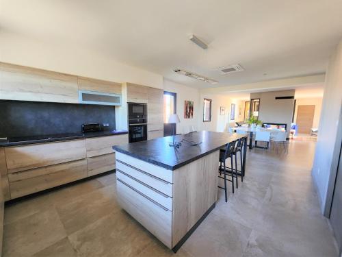 Villa d'architecte, 12 personnes, avec piscine in Faugeres