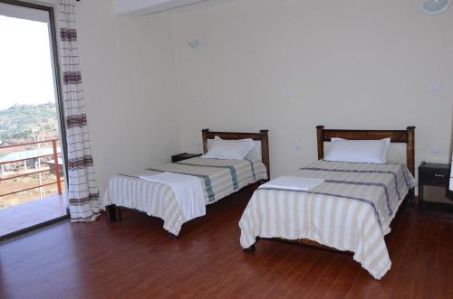 Twin Room with Mountain View image 2