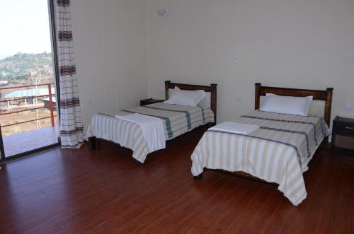 Twin Room with Mountain View image 3