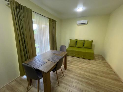 Yellow apartments in 鮑里斯皮爾