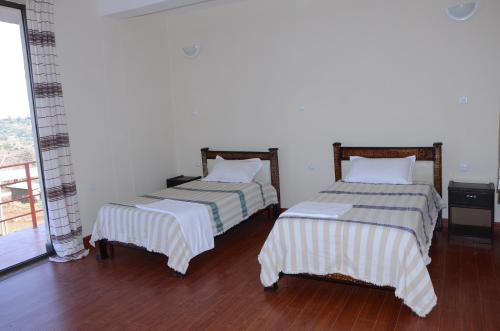 Twin Room with Mountain View image 4